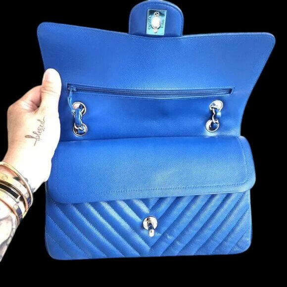 Chanel Chevron Classic Flap Medium - Picture 7 of 11